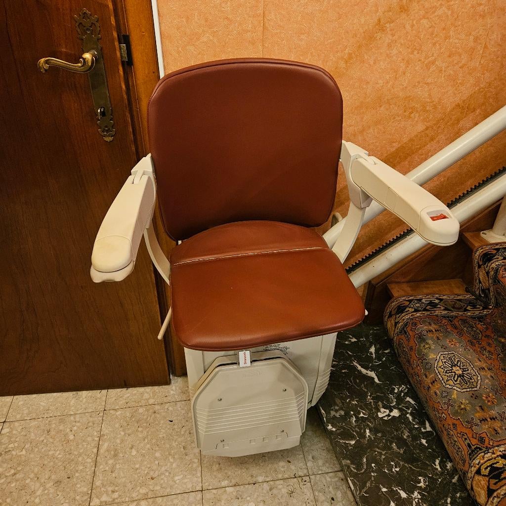 Monte-escalier Stannah, Enlèvement, Comme neuf, Escalier tournant