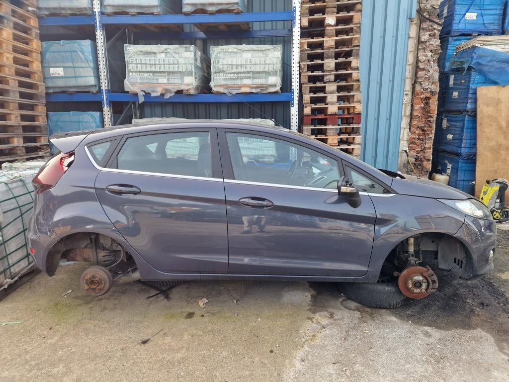 Ford Fiesta 2010 1.6 essence pour pièces, Auto diversen, Ongevalwagen, Ophalen, 1596 cc, Ford, Zilver of Grijs