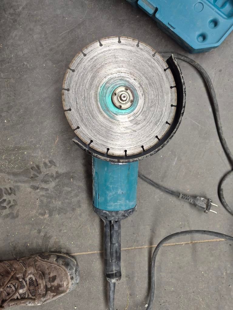 Disqueuse/meuleuse Makita 230mm et capot d aspiration.makit, Bricolage & Construction, Outillage | Meuleuses, Enlèvement