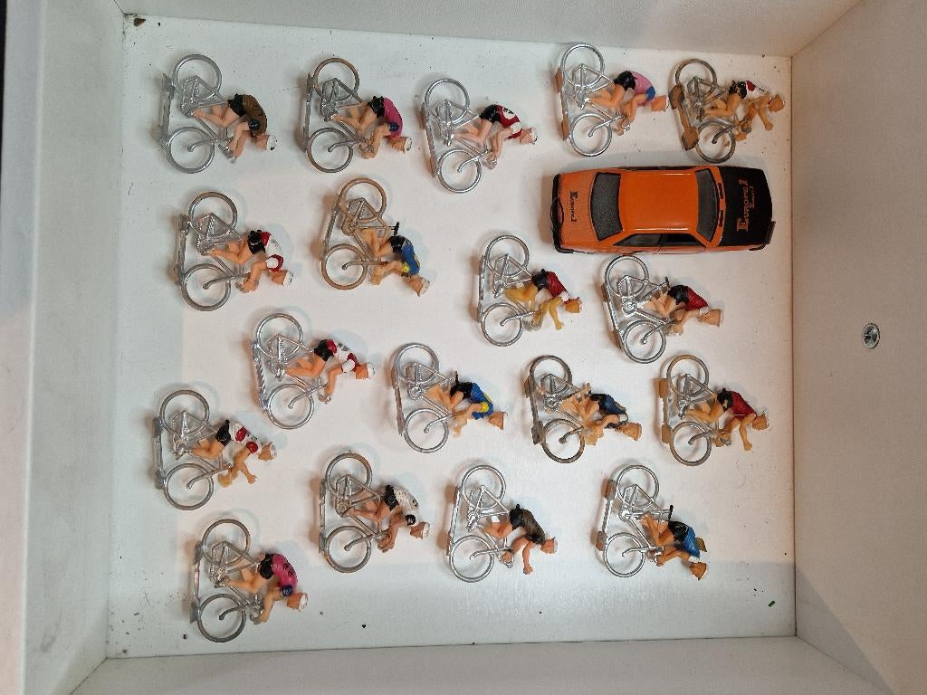 Cofalu Lot de 18 Cyclistes Différents Sponsors + Voiture, Collections, Enlèvement ou Envoi