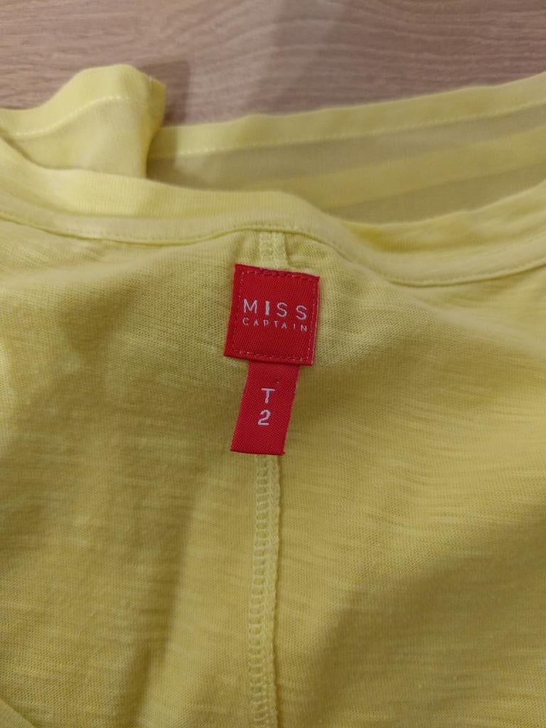 Tee shirt miss captain, Enlèvement