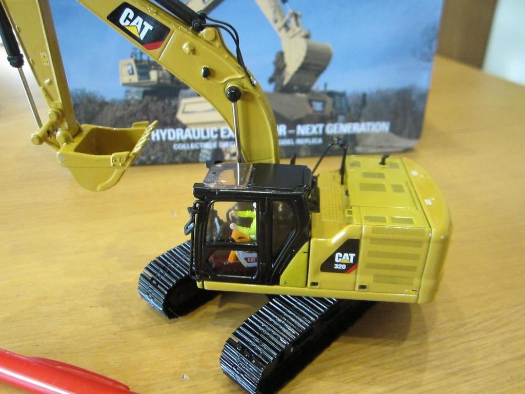 CAT 320 Next Generation, Ophalen of Verzenden, Zo goed als nieuw