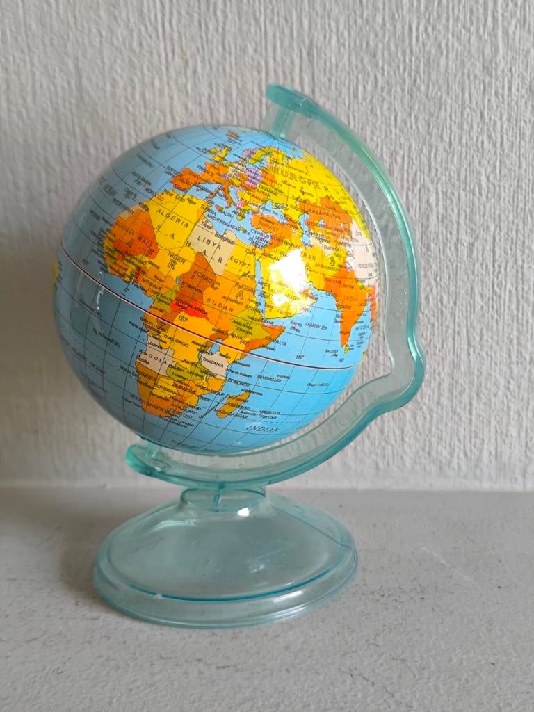 Kleine wereldbol, spaarpot, Verzamelen, Spaarpotten, Ophalen of Verzenden, Kunststof