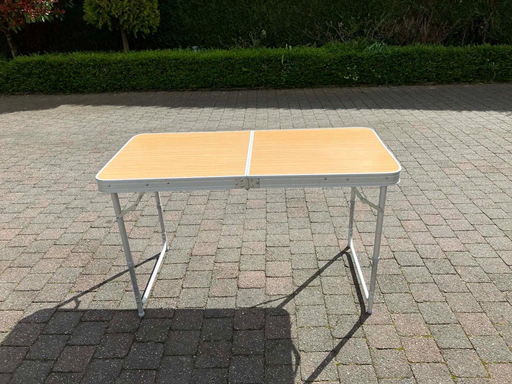 kampeertafel quechua verstelbaar 25 euro, Ophalen, Gebruikt, Campingtafel
