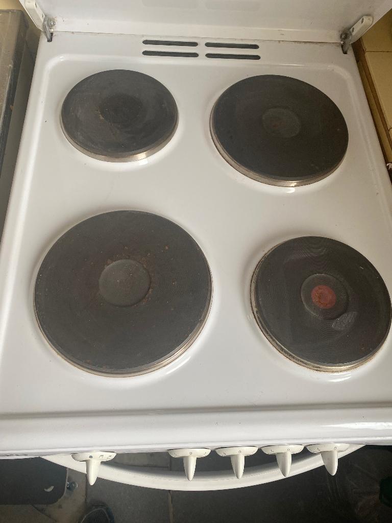 Elektrisch fornuis met oven-werkt goed, Elektronische apparatuur, Fornuizen, Ophalen, Gebruikt, Tussenbouw, 4 kookzones