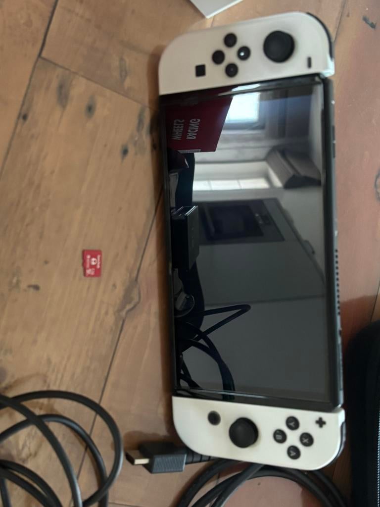 Switch oled wit met case en extra 128gb card, Games en Spelcomputers, Spelcomputers | Nintendo Switch, Ophalen, Zo goed als nieuw