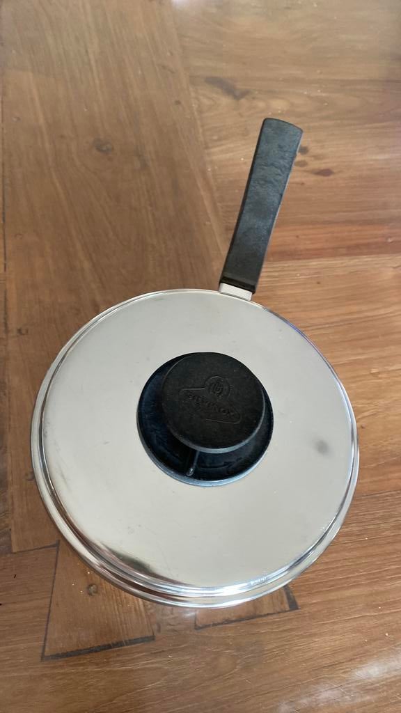 Demeyere steelpan met deksel met stoomgaatje 17cm buitenkant, Huis en Inrichting, Keuken | Potten en Pannen, Ophalen, Gebruikt