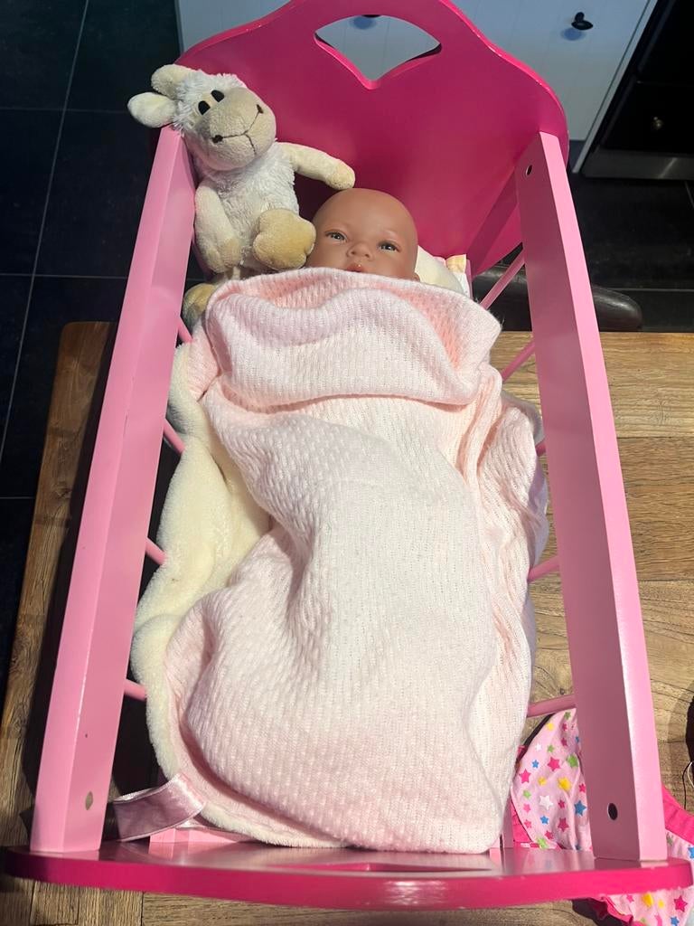 Kinderbedje met pop, Ophalen, Zo goed als nieuw