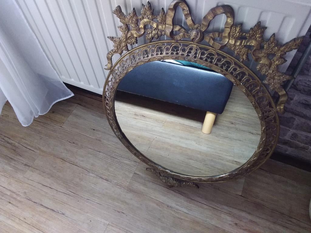 Antieke spiegel met uitgewerkte koperen kader., Antiek en Kunst, Ophalen, Rond, 50 tot 100 cm, 100 tot 150 cm