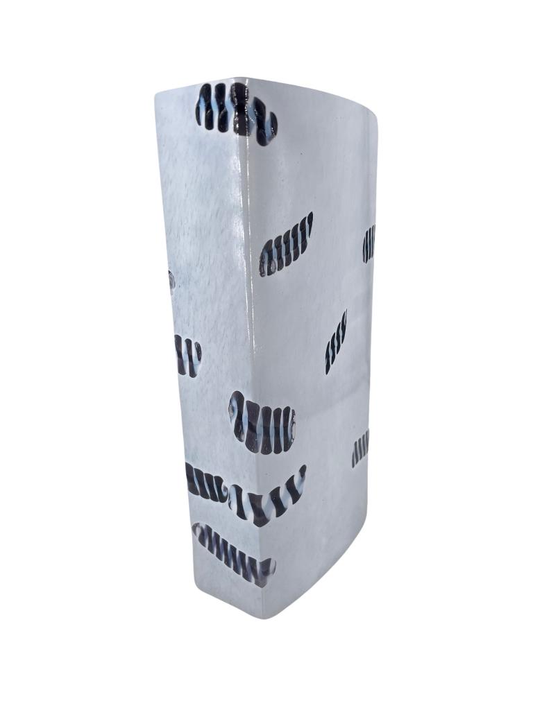 Vase Blanc Bertil Vallien pour Kosta Boda - Numéroté 48778, Antiquités & Art, Antiquités | Verre & Cristal, Enlèvement ou Envoi