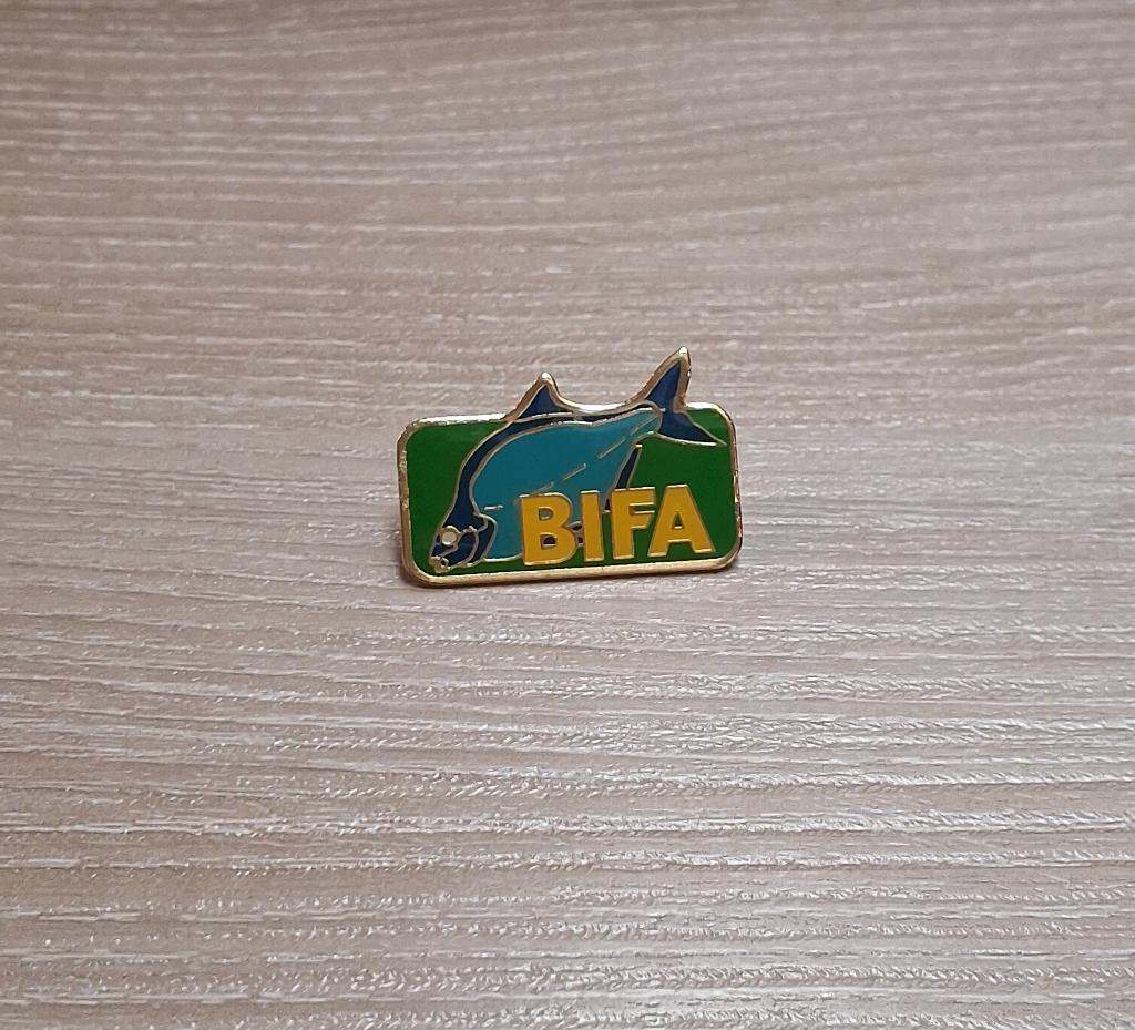 PIN - BIFA - HENGELSPORT - VIS - VISSEN - POISSON - PECHE, Envoi, Utilisé, Marque, Insigne ou Pin's