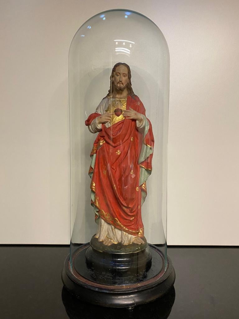 Christus beeld op ronde houten voet en onder glazen stolp, Antiek en Kunst, Ophalen