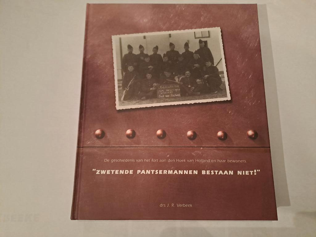 Zwetende pantsermannen bestaan niet, fort Hoek van Holland., Verbeek.J.R., Ophalen of Verzenden, Zo goed als nieuw, Landmacht