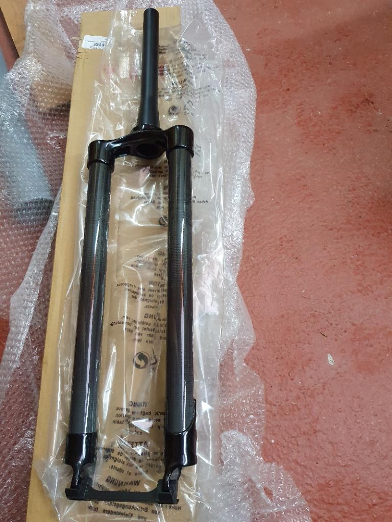 Fourche VTT carbone rigide montano 29', QR 11/8 1.5 NEUVE, Vélos & Vélomoteurs, Vélos Pièces, Enlèvement ou Envoi, Fourche avant