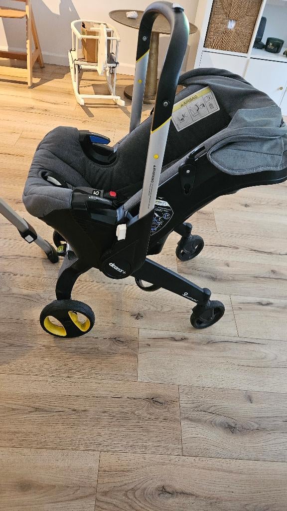 Doona + ISOFIX Base, Autogordel of Isofix, Zo goed als nieuw, 0 t/m 13 kg, Verstelbare rugleuning