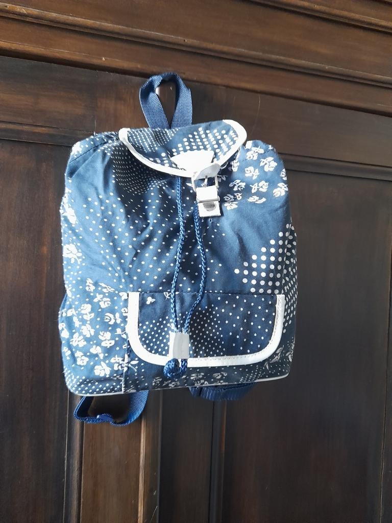 Neuf - Sac à dos bleu/blanc avec poche, cordon 26x 27x 11, Bijoux, Sacs & Beauté, 25 à 40 cm, Enlèvement ou Envoi, Étanche, Neuf
