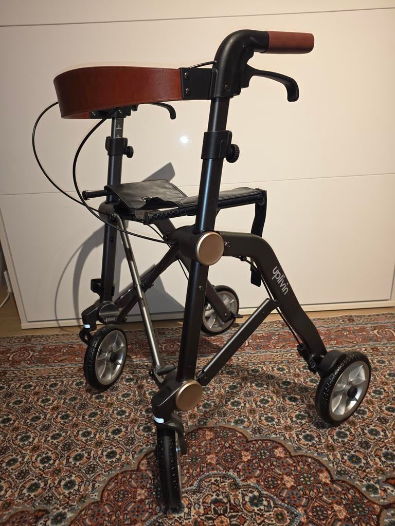 Lichtgewicht opvouwbare rollator merk Trive, Ophalen, Lichtgewicht