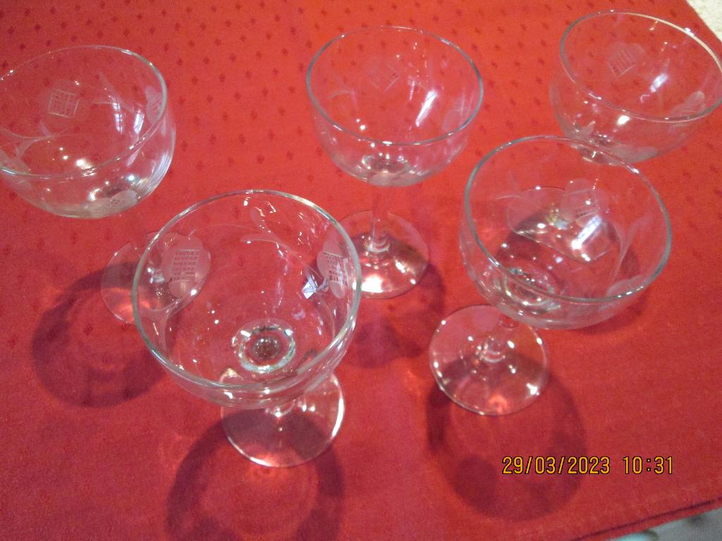 Verres (5) à vin rouge ou blanc sur pied, Collections, Enlèvement, Comme neuf, Autres types