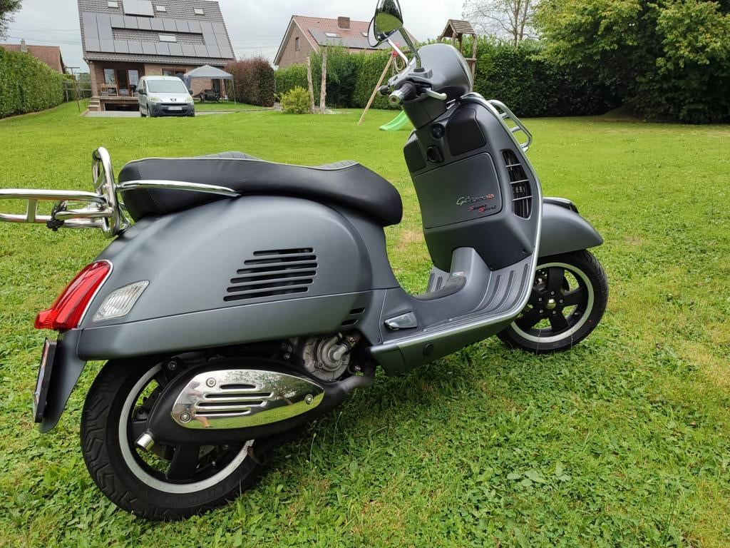 VESPA GTS 300ie, Fietsen en Brommers