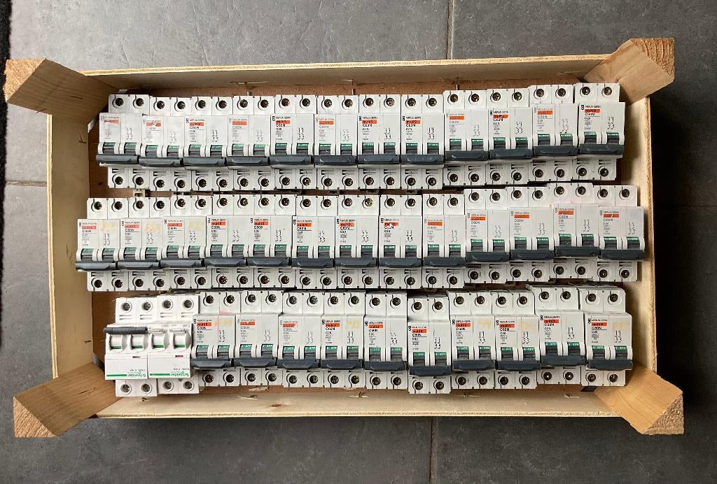 Grand lot de disconcteurs Merlin Gerin, Schneider, Vynckier, Bricolage & Construction, Enlèvement, Utilisé, Interrupteur