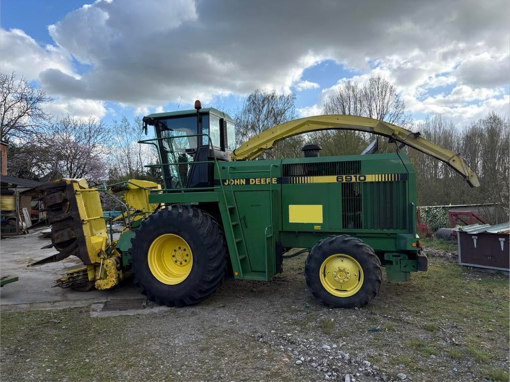 John Deer 6910 veldhakselaar + 2 hakselremorken, Zakelijke goederen, Landbouw | Werktuigen, Ophalen, Oogstmachine
