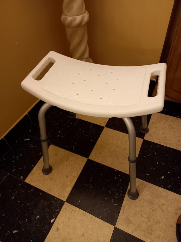 badkamerstoel voor mensen met een handicap, Ophalen