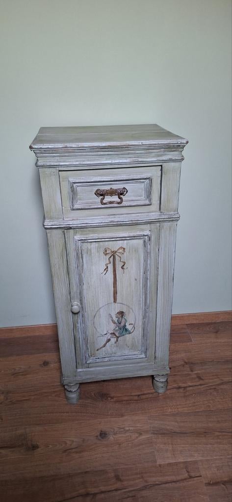 Ancienne table de nuit, Enlèvement