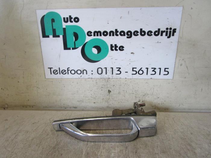 Poignée portière 4portes arrière gauche d'un Mercedes 260, Autos : Pièces & Accessoires, Carrosserie & Tôlerie, Mercedes-Benz