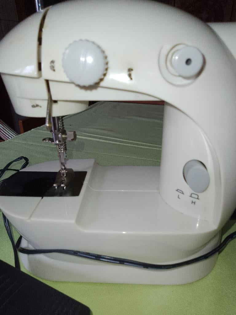 naaimaschientje klein formaat ,doos brei en haken, Hobby en Vrije tijd, Ophalen of Verzenden, Zo goed als nieuw, Haken