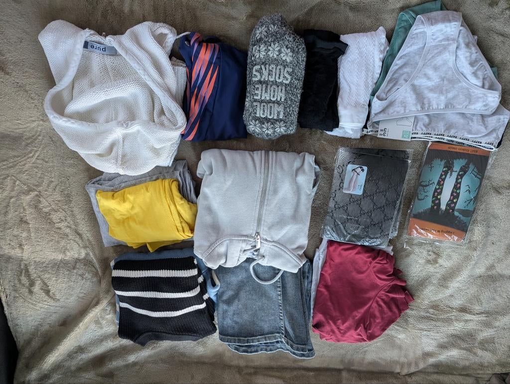 Kleding pakket voor meisjes 146-152, Enlèvement