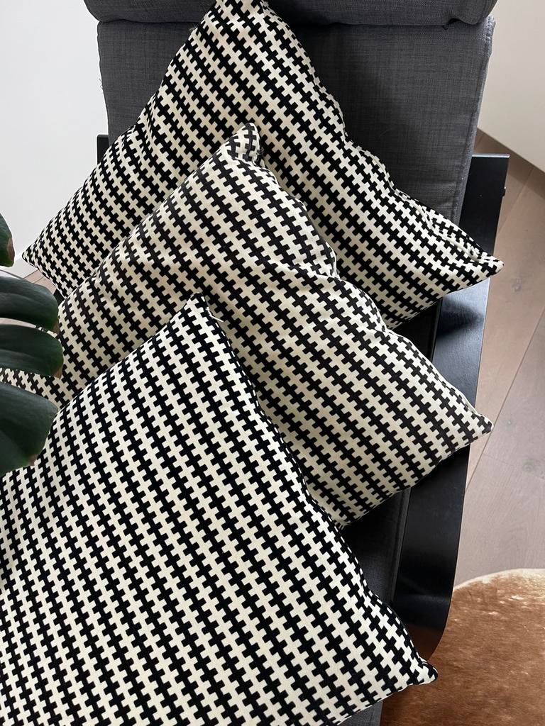 Coussins décoratifs noirs et blancs 50 x 50, Maison & Meubles, Enlèvement, Comme neuf