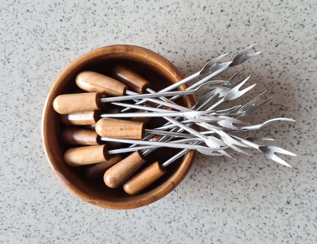 18 aperitiefprikkers & kommetje van olijfhout -zie info aub, Huis en Inrichting, Keuken | Bestek, Ophalen