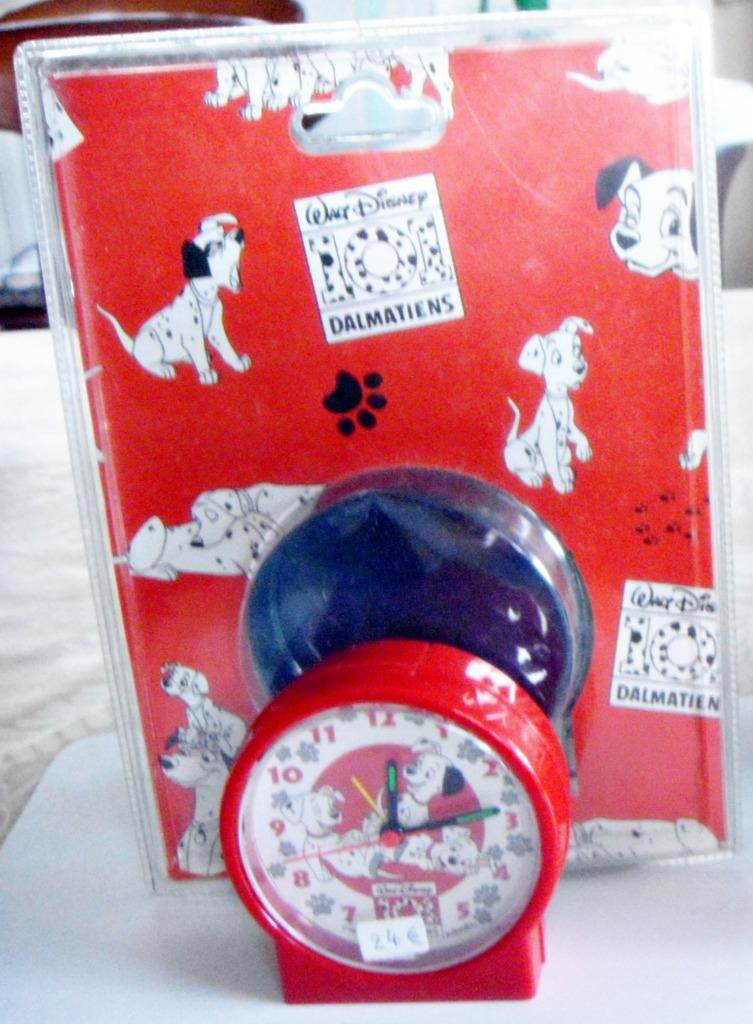 Réveil quartz rond Disney 101 Dalmatiens vintage rouge, neuf, Collections, Enlèvement ou Envoi, Autres personnages, Neuf, Autres types