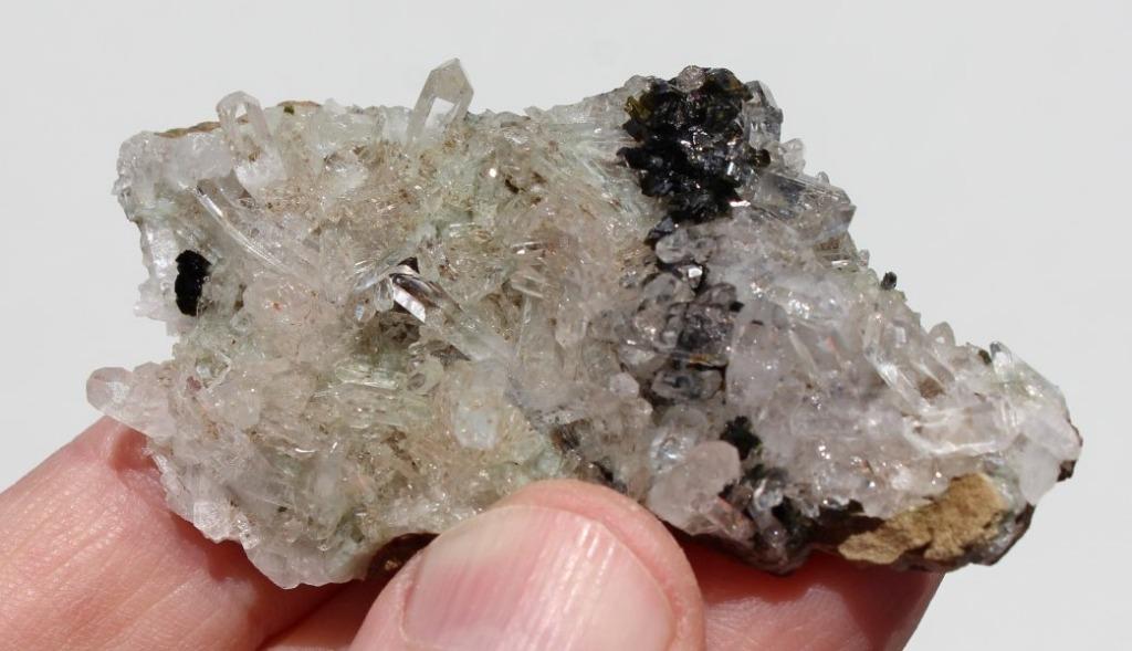 KWARTS met TOERMALIJN uit Erongo in NAMIBIE, Ophalen of Verzenden, Mineraal