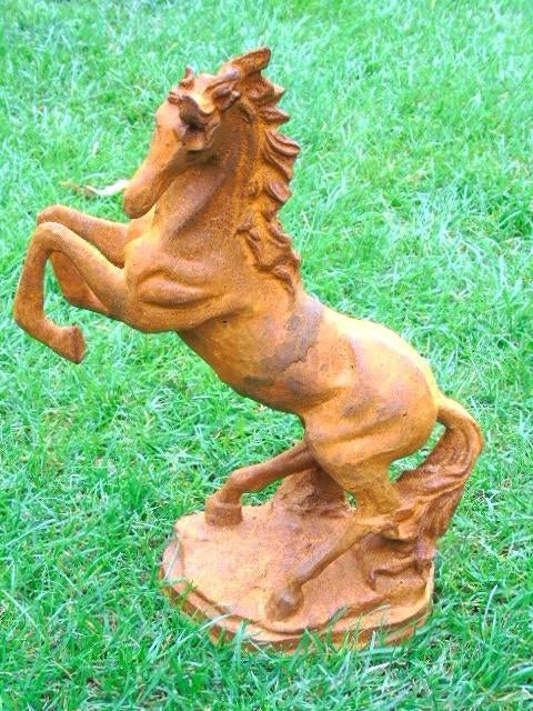 un cheval cabré tête coté en fonte pat rouillé ..., Jardin & Terrasse, Statues de jardin, Neuf, Animal, Métal, Enlèvement ou Envoi