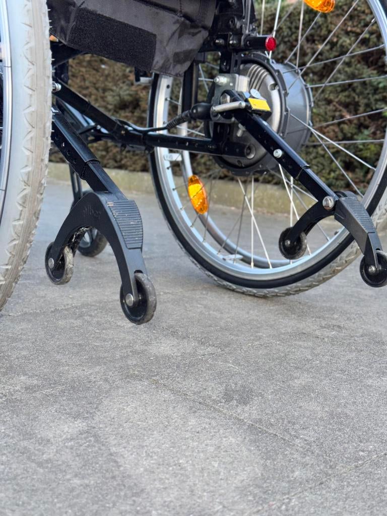 fauteuil roulant Invacare avec assistance électrique e-fix, Divers, Enlèvement ou Envoi, Pliant, Comme neuf, Fauteuil roulant électrique