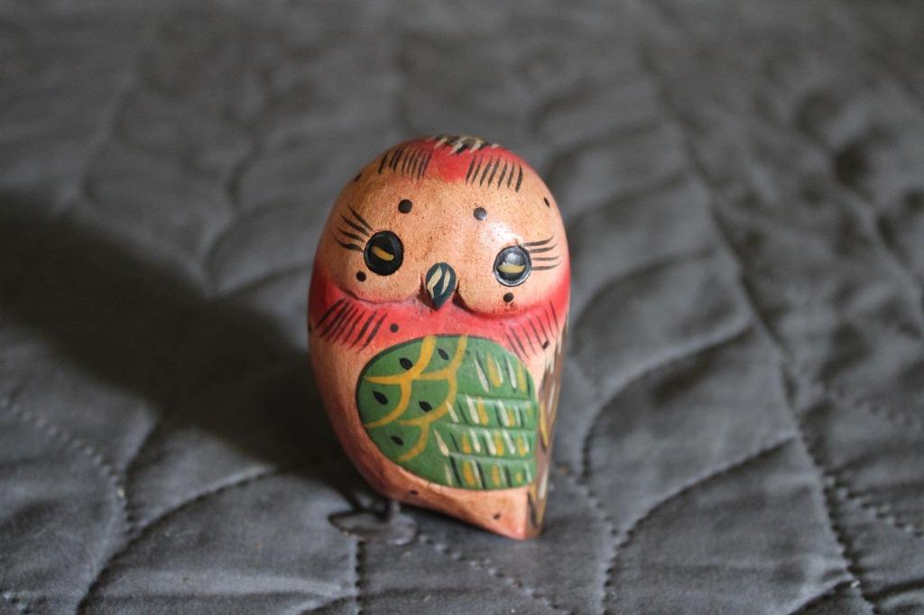 Uiltje bruin/rood groene vleugel hout, Ophalen of Verzenden, Zo goed als nieuw, Dier