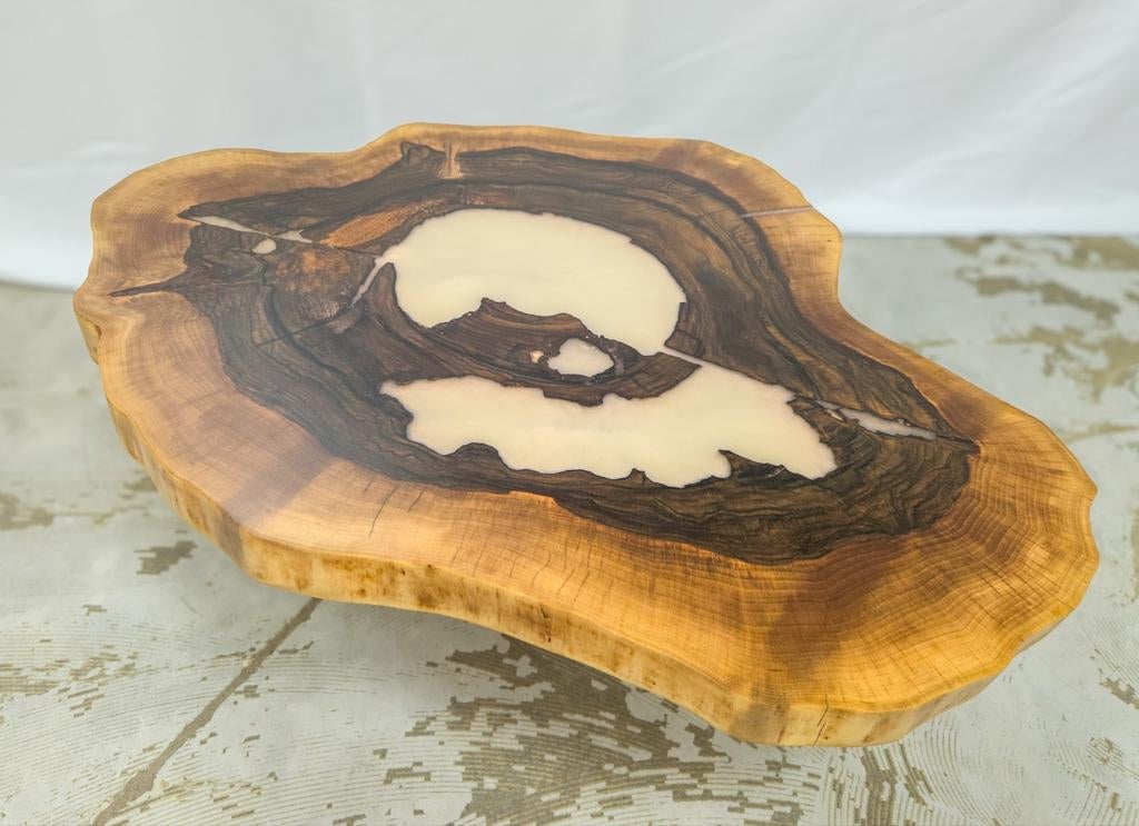 Nature's Masterpiece - Table basse unique en noyer et époxy, Neuf, Autres essences de bois, Moins de 50 cm, Rustiek