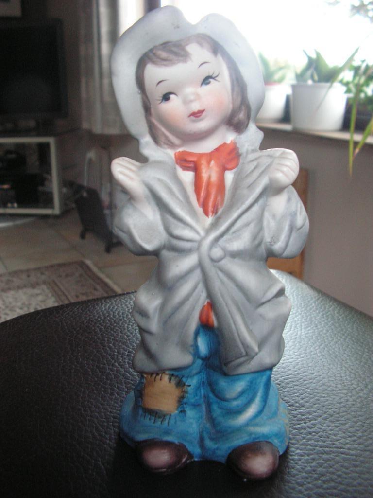 Jolie figurine en biscuit représentant fille avec chapeau., Collections, Statues & Figurines, Enlèvement ou Envoi, Comme neuf