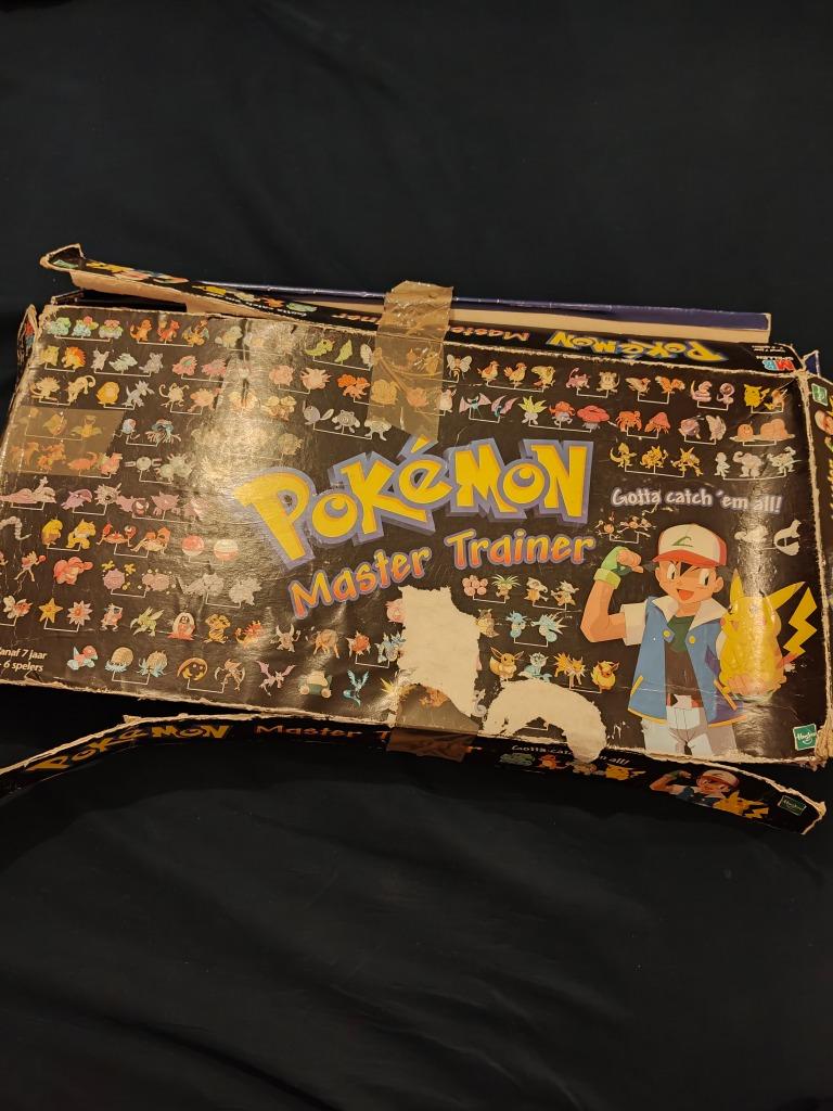 Pokémon Master Trainer Indigo Plateau 2000 NL pas complet, Hobby en Vrije tijd, Verzamelkaartspellen | Pokémon, Gebruikt, Overige typen