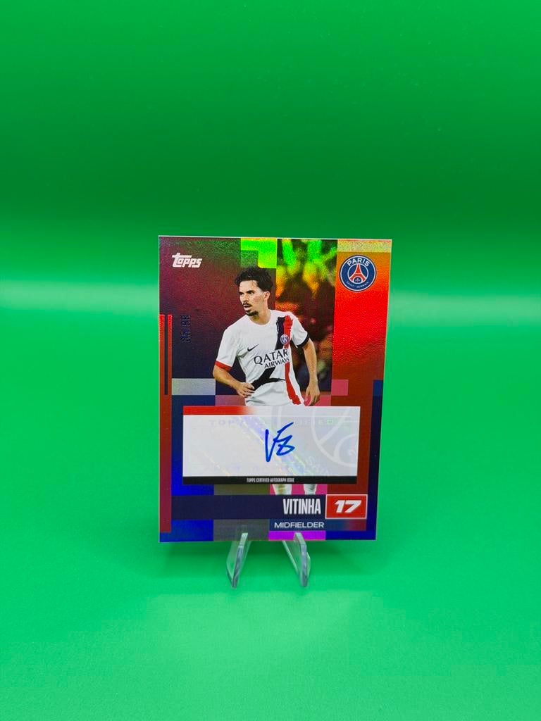 2024-25 Topps PSG Team Set Vitinha Auto 85/99 #AU-VI, Ophalen of Verzenden, Zo goed als nieuw, Meerdere plaatjes