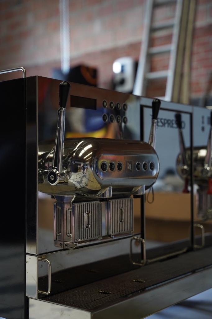 Nespresso Pro koffiemachine Aguila 220, Elektronische apparatuur, Koffiezetapparaten, Ophalen, Koffiepads en cups, Gebruikt, Afneembaar waterreservoir