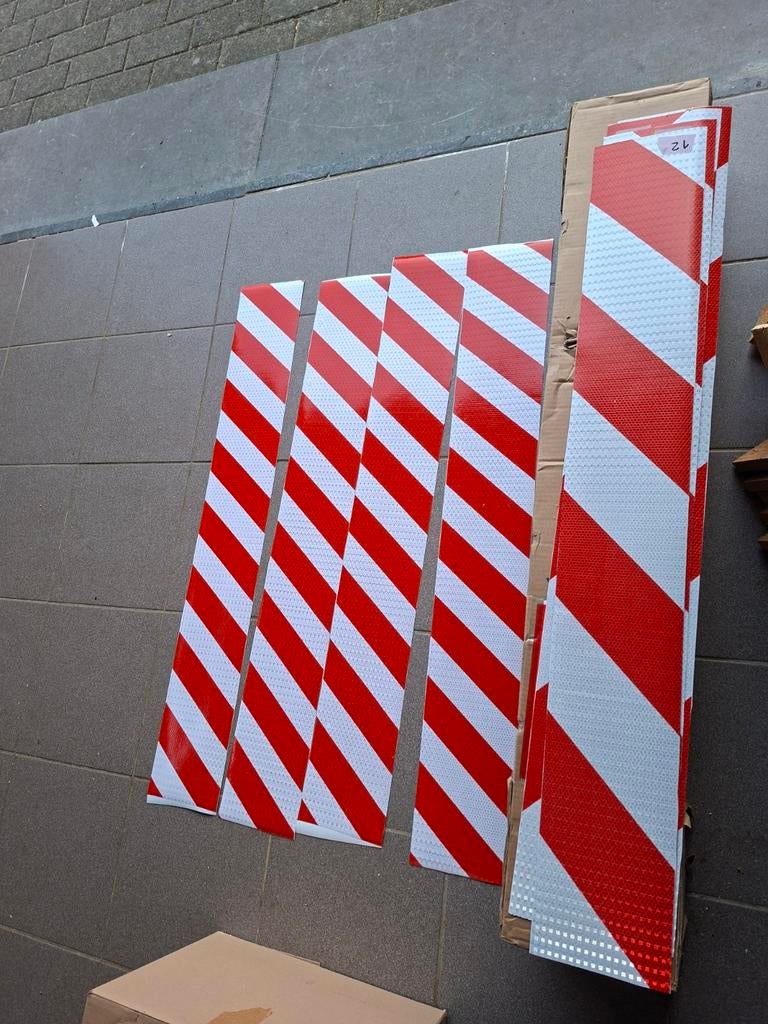 Autocollants magnétiques rouges et blancs réfléchissants, Bricolage & Construction, Échafaudages, Enlèvement