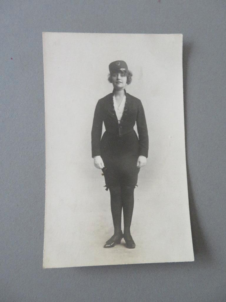 Cam. petit Liège Vrouw in uniform Post Facteur ?, Ophalen of Verzenden, Zo goed als nieuw, Klederdracht, Foto