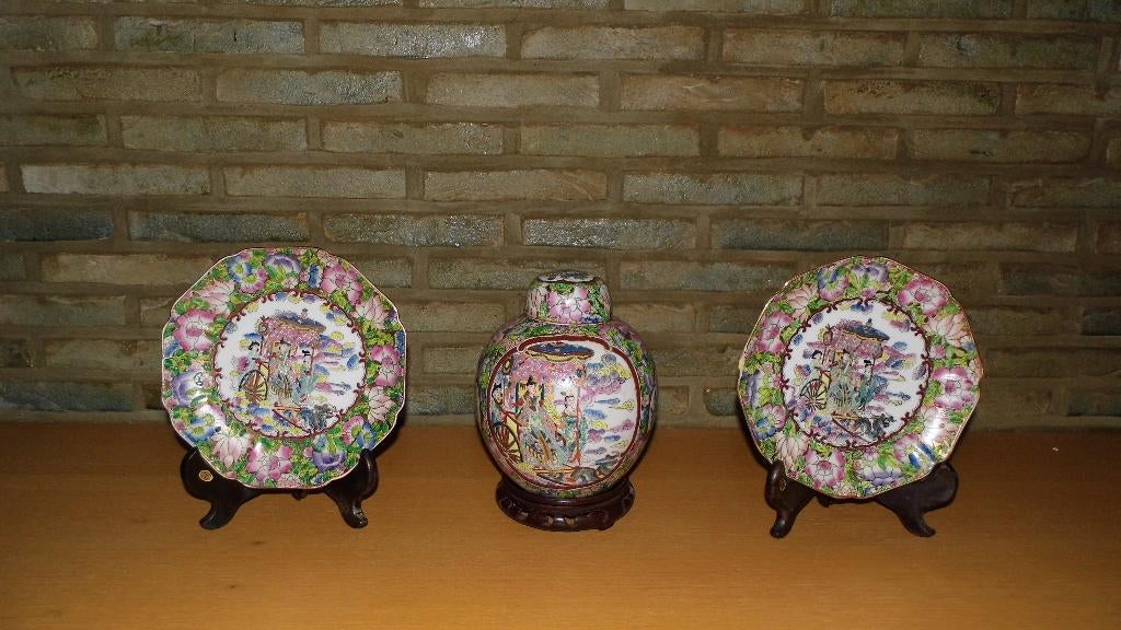 Chinese vaas en twee borden met rode stempel, Enlèvement