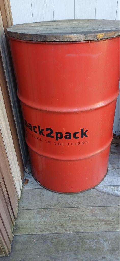 Olie vaten rood 2 stuks kan als staantafel gebruikt worden, Ophalen