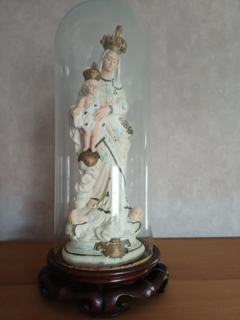 Statue de Marie sous une cloche de verre, Enlèvement ou Envoi