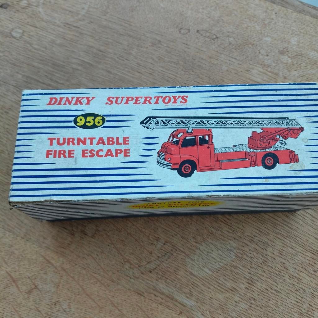 Dinky toys 1/43 ladder brandweerwagen draaischijf Brandtrap, Ophalen of Verzenden, Zo goed als nieuw