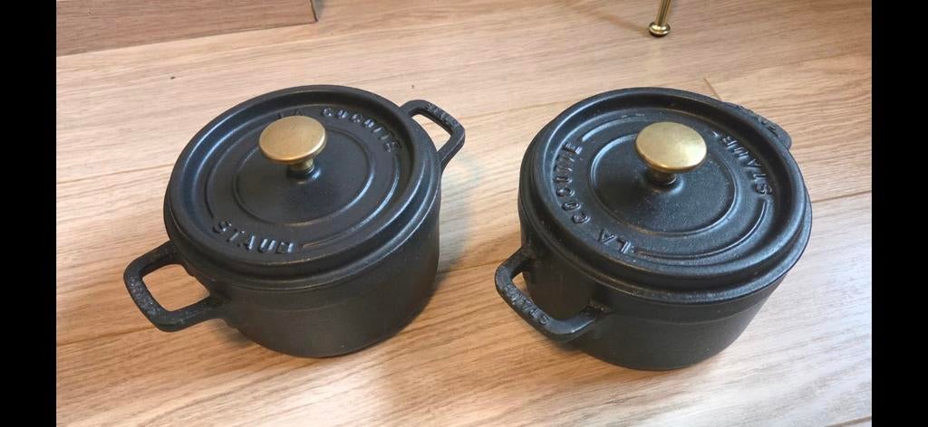2 STAUB casseroles 16cm, Huis en Inrichting, Keuken | Potten en Pannen, Gietijzer, Ophalen