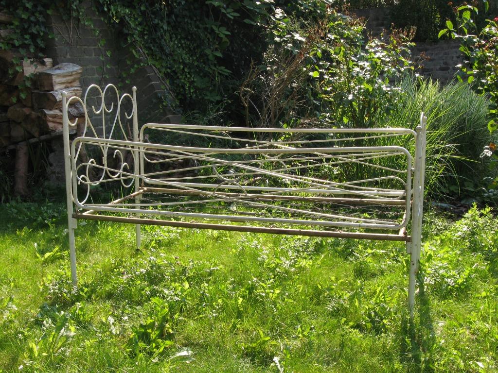 Petit lit en fer forgé, Enlèvement